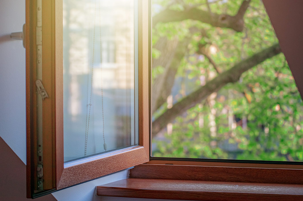 Offenes Fenster mit Holzrahmen